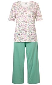 Baumwoll-Schlafanzug mit kurzärmligem weißen Oberteil, florales Muster in Rosa, Gelb und Grün, dazu einfarbige, locker sitzende, hellgrüne 3/4-Hose