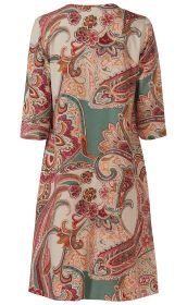 Rückenansicht eines knielangen Modal-Kleids mit 3/4-Ärmeln, beige Grundfarbe, buntes Paisley-Muster in Rot, Orange, Grün und Pink, fließender Stoff, lockere Passform