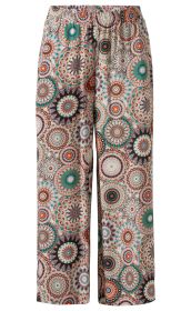 Viskose-Hose mit weitem Schnitt und buntem Mandala-Muster in Orange, Türkis, Schwarz und Beige, elastischem Bund und glattem, fließendem Stoff.