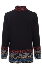 Schwarzes Baumwoll-Shirt mit langem Arm, Rollkragen und bunten, floralen Mustern in Rot, Beige und Blau an Ärmelabschlüssen, Saum und Kragen, Rückansicht.