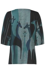 Rückenansicht einer Modal-Bluse mit halblangen Ärmeln, in Blau- und Schwarztönen, dekoriert mit stilisierten Giraffen in verschiedenen Größen und abstrakten Formen auf strukturiertem Hintergrund
