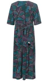 Viskose-Kleid mit halblangen Ärmeln, abstraktem geometrischem Muster in Blau, Lila und Schwarz, mittellanger Länge, seitlicher Tasche und Stoffgürtel, Rückansicht auf weißem Hintergrund