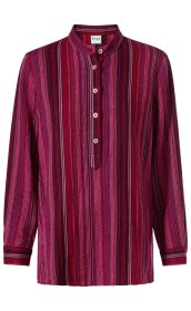 Baumwoll-Bluse mit langen Ärmeln, Stehkragen und halber Knopfleiste, gemustert mit vertikalen Streifen in verschiedenen Rot-, Pink- und Violetttönen, leichte gewellte Struktur, Holzknöpfe, Ärmel mit schmalem Bündchen