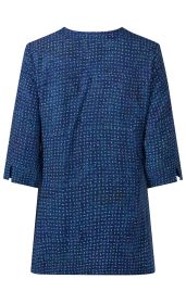 Rückansicht einer Viskose-Tunika in Dunkelblau mit halbtransparentem, kleinem Tupfenmuster in Blau- und Grüntönen, 3/4-Ärmeln mit kleinem Schlitz und rundem Ausschnitt, gerade geschnitten, knielang.