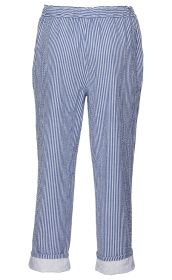 blaue und weiße gestreifte Baumwoll-Hose mit elastischem Bund und hochgekrempelten weißen Saumabschlüssen mit Muster, gerade geschnitten
