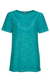 türkise Baumwoll-Bluse mit kurzen Ärmeln, Rundhalsausschnitt mit aufwendiger Stickerei und kleinen Knöpfen vorne, leicht strukturierter Stoff, gehäkelter Saumabschluss
