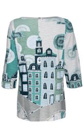 Baumwoll-Shirt mit 3/4-Ärmeln, Rückseite bedruckt mit stilisiertem Stadtmotiv in Blau- und Grüntönen, kombiniert mit dezenten Streifen- und Kreis-Mustern in Grau, Weiß und Hellblau, locker geschnitten.