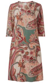 Modal-Kleid mit V-Ausschnitt und halblangen Ärmeln, bunte Paisley- und Blumenmuster in Rosa-, Orange-, Grün- und Rottönen auf hellem Hintergrund, lockere Passform, leichter Stoff