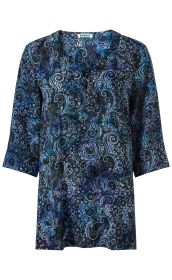Viskose-Bluse mit 3/4-Ärmeln, dunkelblauem und schwarzen Grundton, floralem Paisley-Muster in Blau- und Lilatönen, Knopfleiste mit fünf braunen Knöpfen, Rundhalsausschnitt, locker geschnitten.