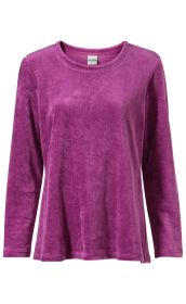 Damen Baumwoll-Shirt in violett mit Rundhalsausschnitt und langen Ärmeln, weich strukturierter Stoff, gerade geschnitten.