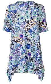 Viskose-Mix-Shirt mit buntem abstraktem Muster in Blau-, Grün- und Rosatönen, kurzen Ärmeln, lockerem Schnitt und asymmetrischem Saum.