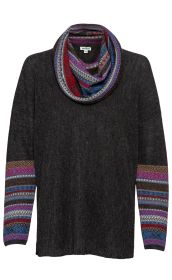 Dunkelgrauer Alpaka-Pullover mit langem Arm, farbigen, gemusterten Streifen an den Ärmeln und passendem, buntem Rundschal mit rot-blau-grauen Mustern am Kragen