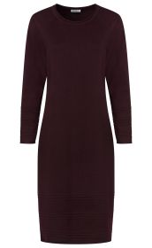 Dunkelrotes, knielanges, ärmelloses Damenkleid mit Rundhalsausschnitt und feinen Querlinien-Details an Ärmeln und Saum, schlichte und enganliegende Passform.