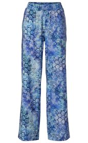 Baumwoll-Mix-Hose mit elastischem Bund, weitem Bein und abstraktem Muster in verschiedenen Blau- und Türkistönen mit schwarzen Akzenten, kombinierbar und bequem für den Alltag.