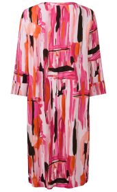 Rückenansicht eines Viskose-Kleids mit 3/4-Ärmeln, abstraktem Muster in Pink, Orange, Schwarz und Weiß, locker fallend, rundem Ausschnitt, nahtlos, mittellang