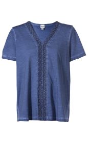 blaues Baumwoll-Shirt mit kurzem Arm, V-Ausschnitt und vertikaler, dekorativer Spitzenborte in der Mitte, leicht strukturierter Stoff, legere Passform