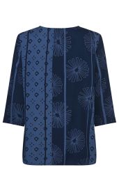 Dunkelblaue Viskose-Bluse mit langen Ärmeln, gemustert mit hellblauen und schwarzen geometrischen und floral inspirierten Motiven, gerade geschnitten, Rückansicht, ohne sichtbare Verschlüsse oder Kragen.