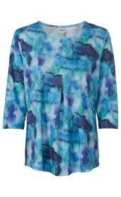 Baumwoll-Mix Shirt mit 3/4-Ärmeln, Rundhalsausschnitt, blauer und grüner Aquarell-Optik, mittige Faltenlegung vorne, leicht taillierte Passform.