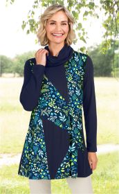 Frau trägt marineblaues Viskose-Mix-Shirt mit langem Arm und floralem Muster in Blau- und Grüntönen, Stehkragen, steht vor grünem Sommerhintergrund, lächelt, helle Hose sichtbar
