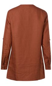 Leinen-Bluse in rostbraun, lange Ärmel mit Knopfmanschetten und Ärmelschlaufen, gerade geschnitten, ohne Muster, Rückansicht, natürliche Leinenstruktur sichtbar
