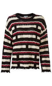 Baumwoll-Pullover mit Rundhalsausschnitt, schwarzen, weißen und roten Querstreifen, locker gestrickt mit transparenten Mustern, langen Ärmeln und leicht ausgefranstem Saum.