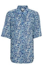 Bluse aus Viskose-Mix in Blau mit hellblauem und weißem floralem Muster, halblangen Ärmeln, durchgehender Knopfleiste mit blauen Knöpfen und spitzem Kragen, lockere Passform
