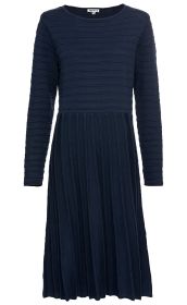 Dunkelblaues Baumwoll-Kleid mit langen Ärmeln, runden Ausschnitt, horizontaler Rippenstruktur im Oberteil und vertikaler Rippenstruktur im Rockteil, knielang, tailliert geschnitten