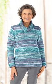 Frau trägt gestreiften Baumwoll-Pullover mit Rollkragen in Blau- und Violetttönen, graue Hose, lächelt, helle Unschärfe im Hintergrund, natürliche Beleuchtung