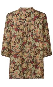 Rückansicht einer Modal-Bluse mit dreiviertellangen Ärmeln, braunem Hintergrund und floralem Muster in Beige, Grün, Rot und Orange, mit Falte und Rückenpasse