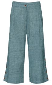 Baumwoll-Hose in blau-grau mit weitem Bein, hoher Taille und fünf braunen Knöpfen am unteren Hosenbein, vorne mit Knopf- und Reißverschlussverschluss, fein strukturierter Stoff