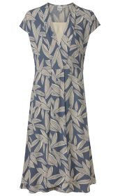Viskose-Kleid blau mit hellbeigem Blätter-Print, V-Ausschnitt, kurze Ärmel, taillierter Schnitt und schwingender Rock, Größe 38, Etikett sichtbar