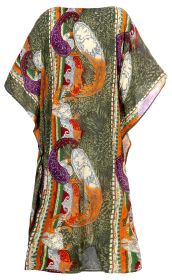 Viskose-Kaftan mit weitem Schnitt, grünem Grund, buntem Paisley-Muster in Orange, Violett, Weiß und Rot, vertikalen gestreiften Bordüren in Grün, Orange und Weiß, leichte, fließende Qualität