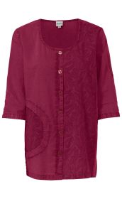 Baumwoll-Bluse in Dunkelrot mit Rundhalsausschnitt, Knopfleiste vorne, drei Viertel Ärmeln, seitlicher großer Tasche und floraler Stickerei auf der rechten Vorderseite