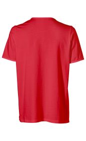 Rückansicht eines roten Baumwoll-Shirts mit kurzem Arm und Rundhalsausschnitt vor weißem Hintergrund
