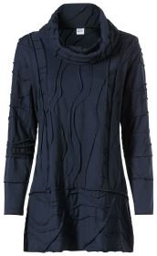dunkelblaues Baumwoll-Shirt mit langem Arm, asymmetrischem Schnitt und strukturierten, wellenförmigen Nähten, hoher, locker fallender Kragen, verlängertes Design bis zur Hüfte