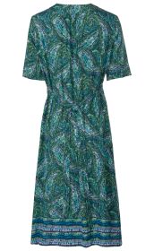 Viskose-Kleid in Grün- und Blautönen mit abstraktem Muster, kurzen Ärmeln, mittellang, mit Taillengürtel und leicht ausgestelltem Rock, Rückansicht.