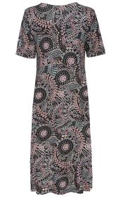 Viskose-Mix-Kleid mit kurzen Ärmeln, knie- bis midi-lang, schwarzer Grundfarbe, verzierter Mandala-ähnlicher Mustermix in Pastellfarben wie Hellblau, Rosa, Beige und Dunkelrot