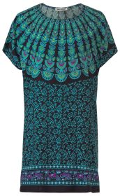 Viskose-Kaftan mit rundem Ausschnitt, kurzen Ärmeln, türkis-blauem floralem Muster auf schwarzem Grund, oberer Bereich mit mandalaartigem Design, Saum mit blau-lilanem Elefanten- und Ornamentmuster