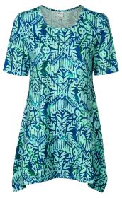 blau-grünes Viskose-Shirt mit kurzen Ärmeln, Rundhalsausschnitt und abstraktem, geometrischem Muster in verschiedenen Blautönen, leicht ausgestellte Passform