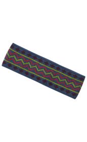 blaues gestricktes Stirnband mit rotem und grünem Zickzackmuster und dunkelroten Rauten, längliches rechteckiges Design, textile Oberfläche