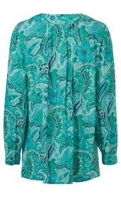 Rückenansicht einer langärmligen Viskose-Bluse mit türkisem Paisley- und Blumenmuster in verschiedenen Türkis- und Blautönen, mit leichter Faltenlegung unterhalb des Rundhalsausschnitts und Manschetten mit Knöpfen an den Ärmeln