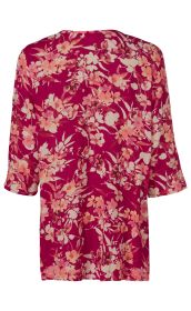 Rückansicht einer Viskose-Bluse in Dunkelrosa mit orangefarbenem und hellrosa Blumenmuster, halblangen Ärmeln und rundem Ausschnitt auf weißem Hintergrund