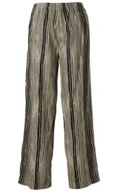 Hose aus Modalstoff mit elastischem Bund, bequemer weiter Schnitt, vertikale Streifen in Beige, Grau und Schwarz, strukturierte Musterung, locker fallende Passform, mittellang, ohne sichtbare Taschen oder Verschlüsse.