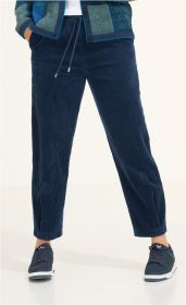 Dunkelblaue Cord-Baumwoll-Hose mit elastischem Bund und Tunnelzug, gerade geschnitten, kombiniert mit blau-grün gemusterter Strickjacke und dunkelblauen Sneakern mit weißer Sohle, knöchellang, lässige Passform