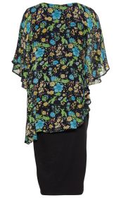 Viskose-Kleid mit schwarzem eng anliegendem Rockteil und darüber liegendem lockerem, asymmetrischem Oberteil mit kurzem, weitem Ärmel, schwarzer Grundfarbe mit buntem Blumenmuster in Blau, Gelb und Grün