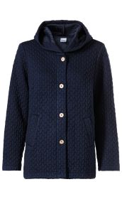 Dunkelblaue Viskose-Mix Jacke mit Kapuze, gesteppter Struktur in Zopfmusteroptik, vier hellbraune Knöpfe vorne, zwei seitliche Eingrifftaschen, lange Ärmel, gerade geschnitten.