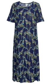 Dunkelblaues Viskose-Kleid mit kurzen Ärmeln, lockerem Schnitt und buntem Giraffenmuster in Grün, Blau, Braun und Weiß, rundem Ausschnitt und knieumspielender Länge.