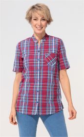Frau trägt rote Baumwoll-Bluse mit blau-weiß kariertem Muster, Stehkragen, kurzer Knopfleiste, linker Brusttasche, kurze Ärmel, kombiniert mit blauen Jeanshosen, lächelnd vor hellem Hintergrund