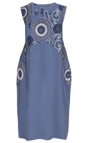 Ärmelloses Leinen-Mix-Kleid in Blau mit großflächigem weißen und dunkelblauen Mandala- und Paisley-Muster auf Oberteil und Taschen, geradem Schnitt und rundem Halsausschnitt, Rückansicht