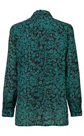Rückansicht einer langärmligen Bluse mit schwarz-türkis floralem Allover-Muster, Kragen und Manschetten.